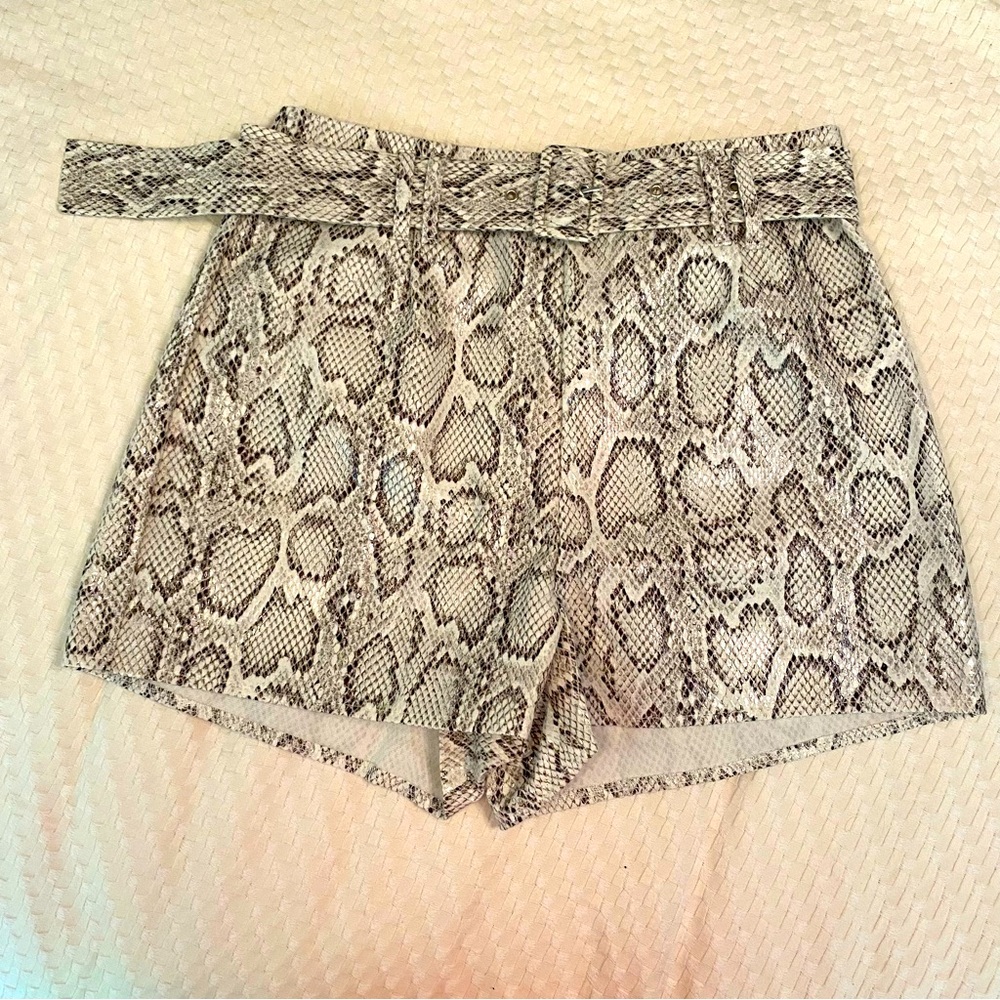 Missguided High Waisted Snakeskin Black and White Belted Shorts NWT